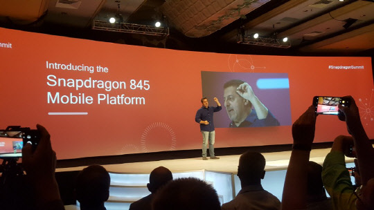 크리스티아노 아몬 퀄컴테크노로지 총괄부사장이 5일(현지시간) 미국 하와이 마우이섬에서 열린 '2017 스냅드래곤 테크 써밋' 행사에서 PC용 칩세트인 스냅드래곤 845를 소개하고 있다.